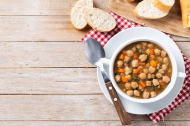 Ahşap masada sebzeli nohut çorbası. Üst Manzara. Boşluğu kopyala