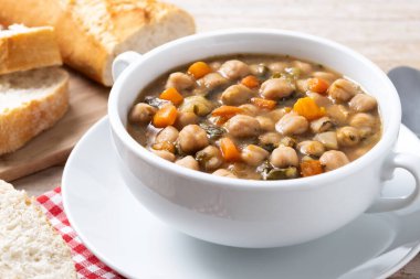 Tahta masada sebzeli nohut çorbası.