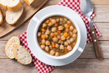 Tahta masada sebzeli nohut çorbası.