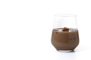 Beyaz arka planda buzlu geleneksel İrlanda kremalı kahve likörü. Boşluğu kopyala