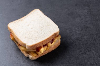 Siyah arka planda dilimlenmiş beyaz ekmek. Boşluğu kopyala