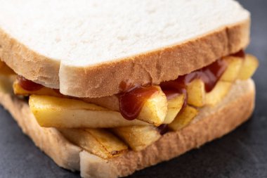 Siyah arka planda dilimlenmiş beyaz ekmek. Kapat.