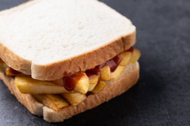 Siyah arkaplanda dilimlenmiş beyaz ekmek