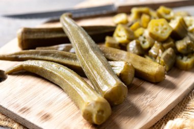 Kesme tahtasındaki bamya dilimleri. Kapat.