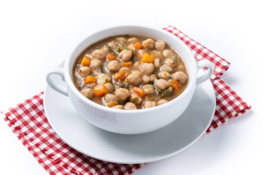 Beyaz arka planda izole edilmiş sebzeli nohut çorbası.