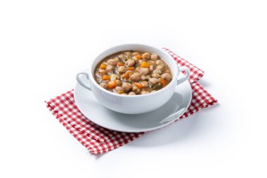 Beyaz arka planda izole edilmiş sebzeli nohut çorbası.