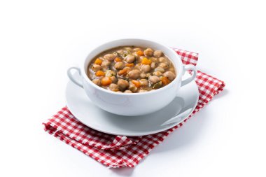 Beyaz arka planda izole edilmiş sebzeli nohut çorbası.