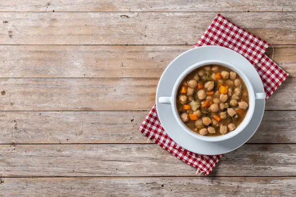 Tahta masada sebzeli nohut çorbası. Üst Manzara. Boşluğu kopyala