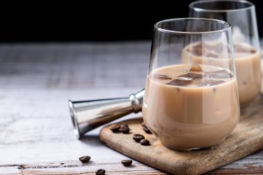 Geleneksel İrlanda kremalı kahve likörü ve ahşap masa. Boşluğu kopyala