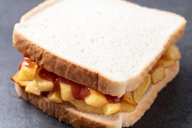 Siyah arkaplanda dilimlenmiş beyaz ekmek