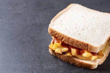 Siyah arka planda dilimlenmiş beyaz ekmek. Boşluğu kopyala