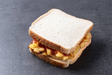 Siyah arkaplanda dilimlenmiş beyaz ekmek