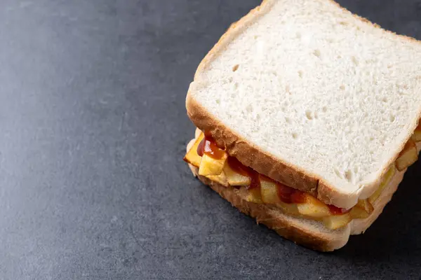 Siyah arkaplanda dilimlenmiş beyaz ekmek