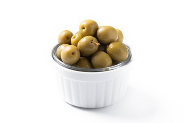 Beyaz arka plan üzerinde izole beyaz kase yeşil zeytin.