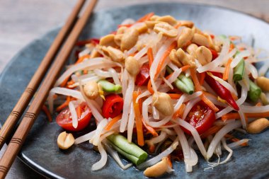 Yeşil Papaya Salatası, ahşap masada som tam Thai. Kapat.