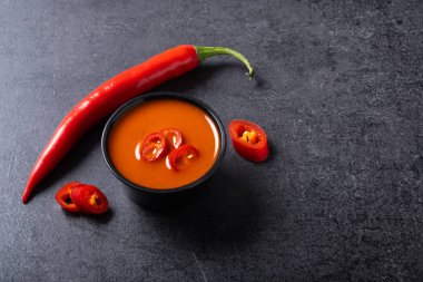 Kesme tahtasındaki doğal bamya dilimleri beyaz arkaplanda izole edilmiş.