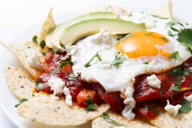 Geleneksel Meksika kahvaltısı kırmızı biberli ve beyaz arka planda yumurta izole. Kapat.