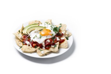 Geleneksel Meksika kahvaltısı kırmızı biberli ve beyaz arka planda yumurta izole. Boşluğu kopyala