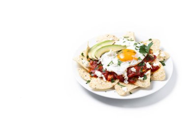 Geleneksel Meksika kahvaltısı kırmızı biberli ve beyaz arka planda yumurta izole. Boşluğu kopyala