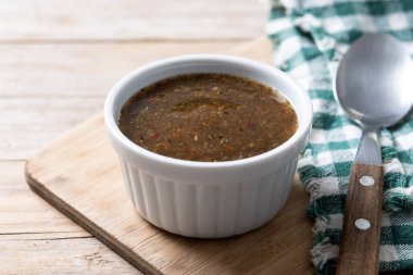 Ahşap masada yeşil Chimichurri sosu