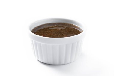 Beyaz arkaplanda izole edilmiş yeşil Chimichurri sosu