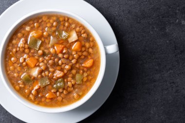 Siyah arka planda sebzeli mercimek çorbası. Üst Manzara. Boşluğu kopyala