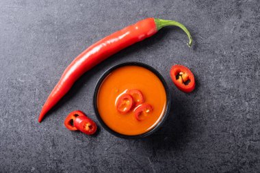Siyah arka planda acı biber sosu.