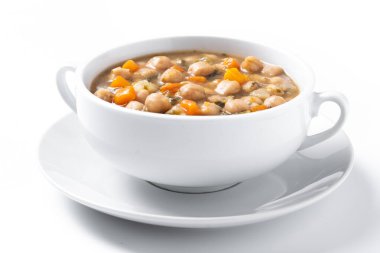 Beyaz arka planda izole edilmiş sebzeli nohut çorbası.