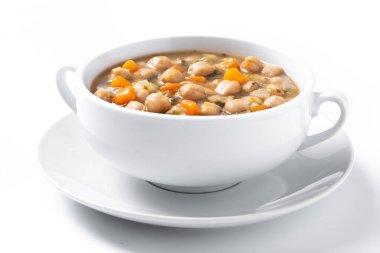 Beyaz arka planda izole edilmiş sebzeli nohut çorbası.