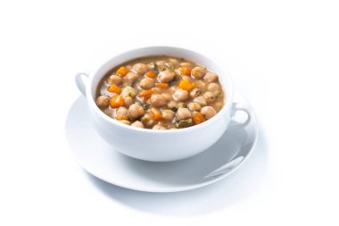 Beyaz arka planda izole edilmiş sebzeli nohut çorbası.