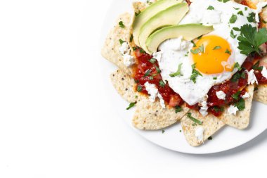 Geleneksel Meksika kahvaltısı kırmızı biberli ve beyaz arka planda yumurta izole. Üst Manzara. Boşluğu kopyala