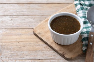 Ahşap masada yeşil Chimichurri sosu. Boşluğu kopyala