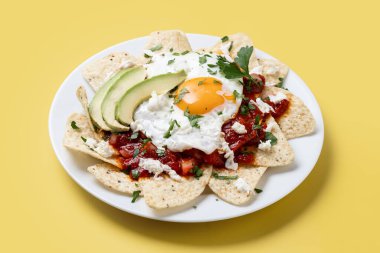 Geleneksel Meksika kahvaltısı kırmızı biberli, sarı arka planda yumurta.