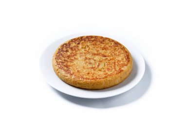 Geleneksel İspanyol omleti beyaz arka plan üzerinde izole