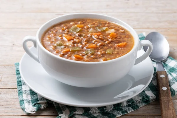 Tahta masada sebzeli mercimek çorbası.