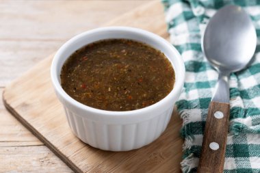 Ahşap masada yeşil Chimichurri sosu
