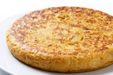 Geleneksel İspanyol omleti beyaz arka plan üzerinde izole