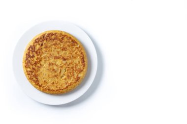 Beyaz arka planda izole edilmiş geleneksel İspanyol omleti. Üst Manzara. Boşluğu kopyala