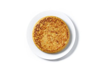 Beyaz arka planda izole edilmiş geleneksel İspanyol omleti. Üst görünüm