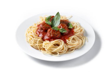 Beyaz arka plan üzerinde izole köfte ile spagetti