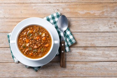 Tahta masada sebzeli mercimek çorbası. Üst Manzara. Boşluğu kopyala