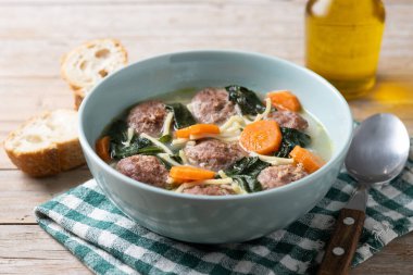 Köfteli İtalyan Düğün Çorbası ve ahşap masada ıspanak.