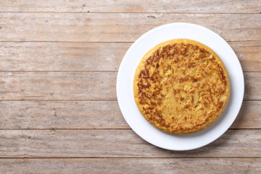 Geleneksel İspanyol omleti ahşap masada. Üst Manzara. Boşluğu kopyala