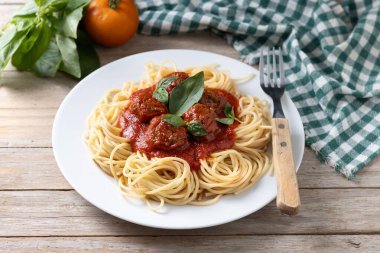 ahşap masa üzerinde köfte ile spagetti