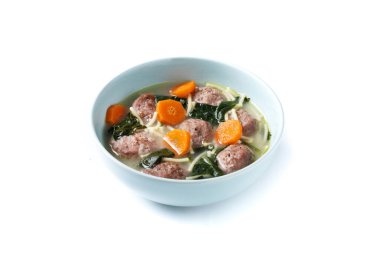 Köfteli İtalyan Düğün Çorbası ve beyaz arka planda izole edilmiş ıspanak