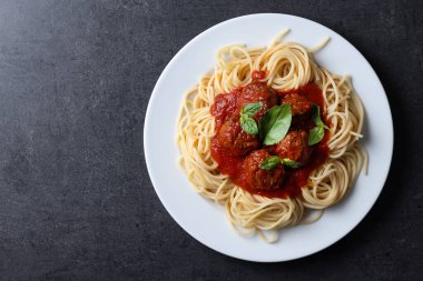 Siyah arka planda köfteli spagetti. Üst Manzara. Boşluğu kopyala