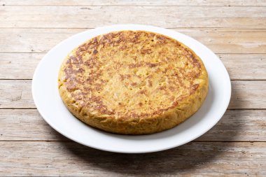 Geleneksel İspanyol omleti ahşap masada.