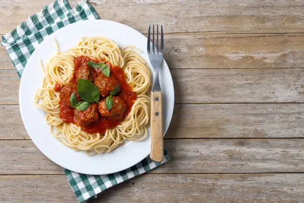 Tahta masada köfteli spagetti. Üst Manzara. Boşluğu kopyala