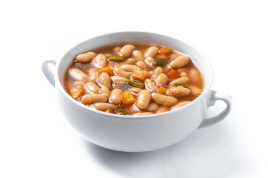 Beyaz arka planda izole edilmiş, sebzeli beyaz fasulye çorbası.. 