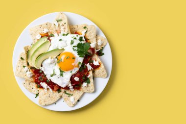 Geleneksel Meksika kahvaltısı kırmızı biberli, sarı arka planda yumurta.